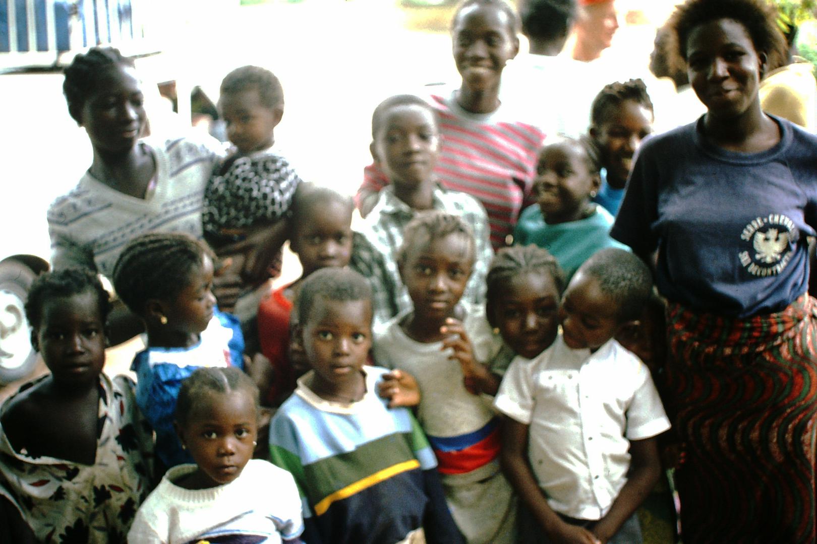 Otroci se turistom radi postavijo pred fotoaparat.