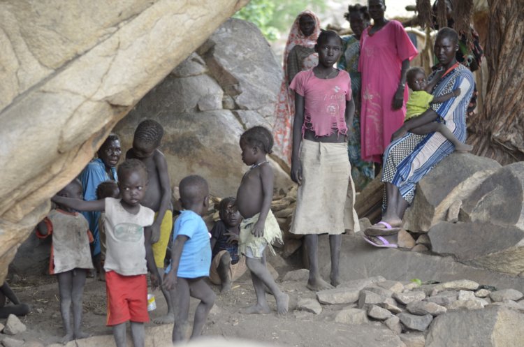 Zaradi nafte so Nube vsem napoti. Ženske in otroci se skrivajo pred bombardiranjem.