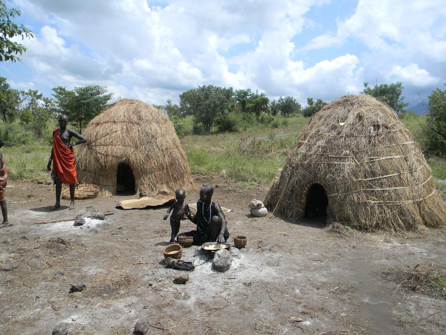 Mursi pred tipičnim bivališčem