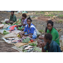 blagovna menjava_trznica_PNG.JPG<>Prodajalci skromnega ulova rib